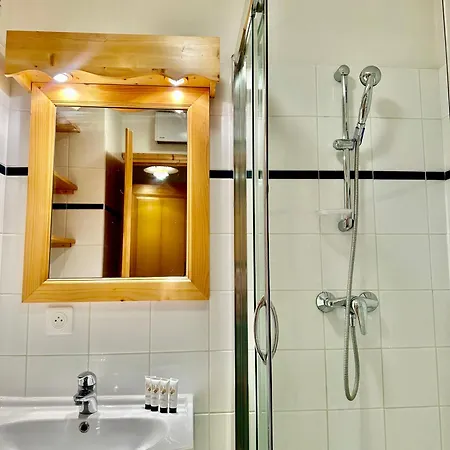 New! Charming 2-bedroom Close To Lifts Lejlighed *