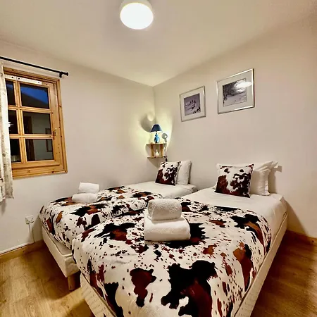 New! Charming 2-bedroom Close To Lifts Lejlighed *