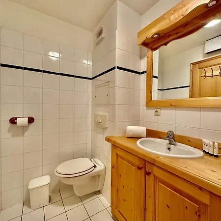 New! Charming 2-bedroom Close To Lifts Lejlighed *