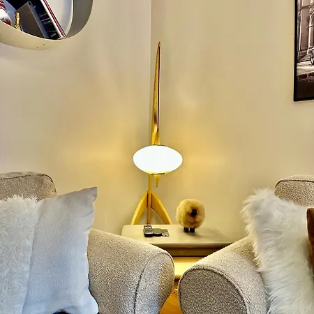 New! Charming 2-bedroom Close To Lifts Lejlighed